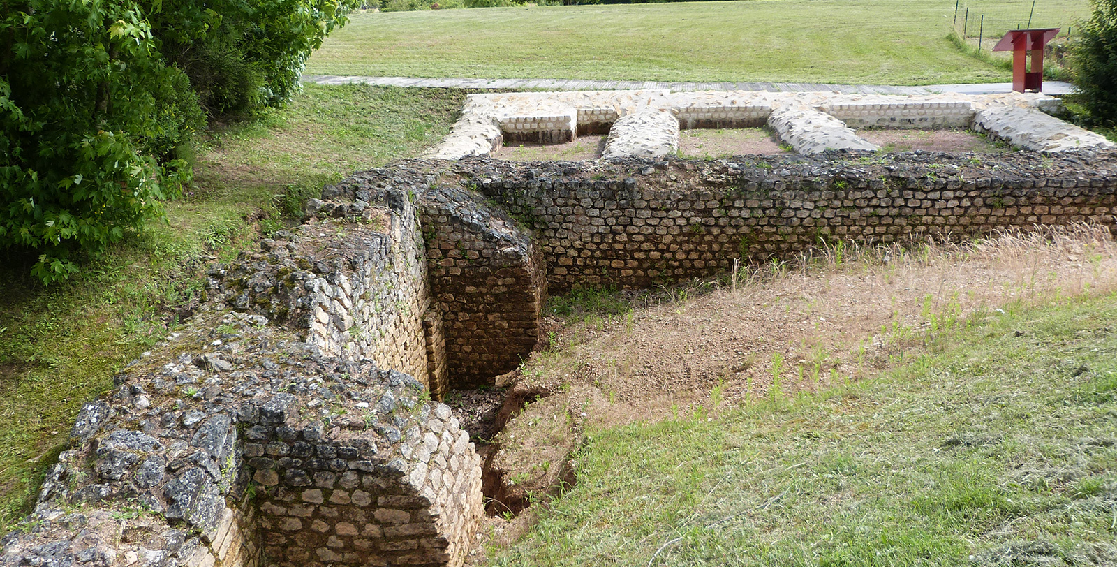 Aqueduc et bassins collecteurs